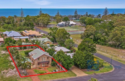 Woodgate House | Easy Stroll to the Beach or Bowls Club