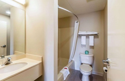 Middletown House | Convenient Hotel in Middletown with Spa and Breakfast