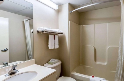 Middletown House | Convenient Hotel in Middletown with Spa and Breakfast