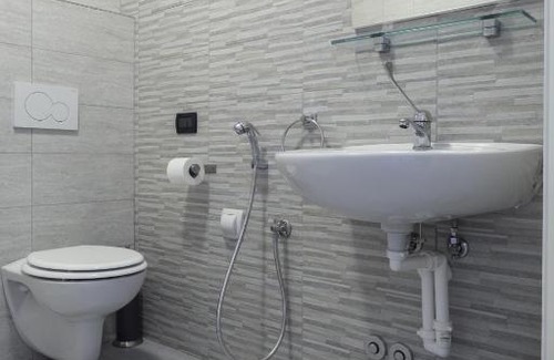 Mestre House | Comfortable Easy Venice Rooms with Pet-Friendly Options