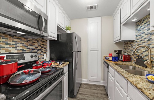 Arlington Apartment | Convenient Stay Near AT&T Stadium with Hot Tub & Sleeps 12