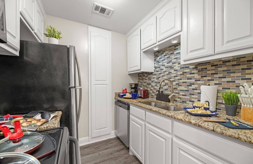Arlington Apartment | Convenient Stay Near AT&T Stadium with Hot Tub & Sleeps 12
