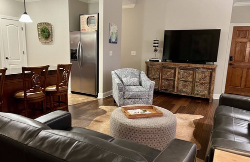 Oxford Condo | Premier Oxford Condo: 3 Beds, Pool & Walk to Stadiums
