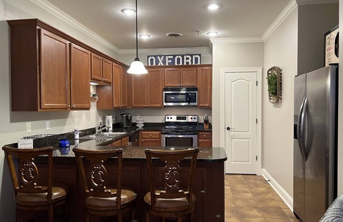 Oxford Condo | Premier Oxford Condo: 3 Beds, Pool & Walk to Stadiums