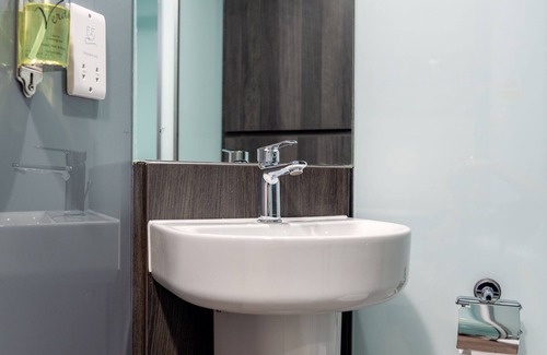 Central Milton Keynes Hotel | Budget-Friendly easyHotel Milton Keynes with Spa & Breakfast