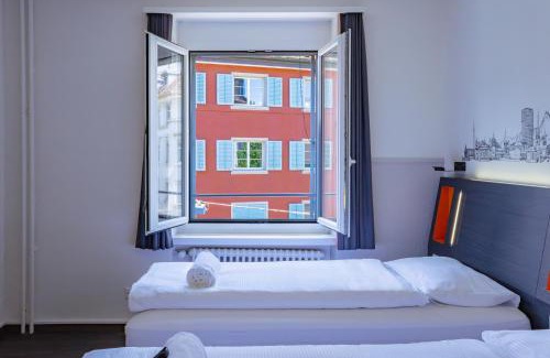 Gewerbeschule Hotel | Convenient easyHotel Zürich Limmatplatz for Family Stays