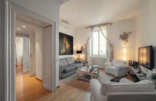 Magenta Apartment | Stylish Easylife Apartment in Cadorna Duomo, 4-Star Comfort