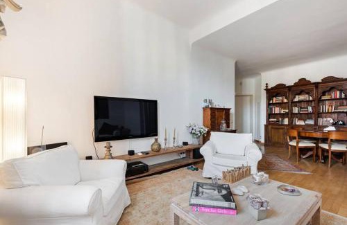 Magenta Apartment | Stylish Easylife Apartment in Cadorna Duomo, 4-Star Comfort