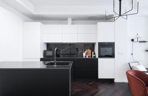Carrobbio Apartment | Experience Easylife: Spa & Terrace Steps from the Duomo