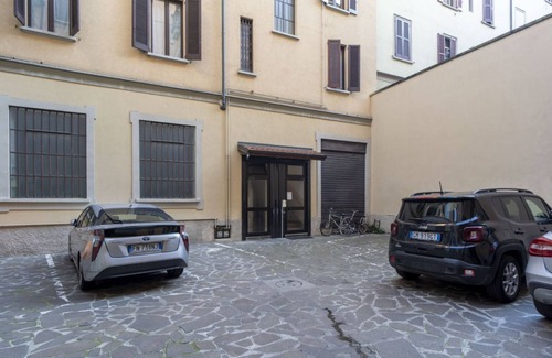 Tricolore Apartment | Relaxing Easylife: Balcony Oasis in City Center