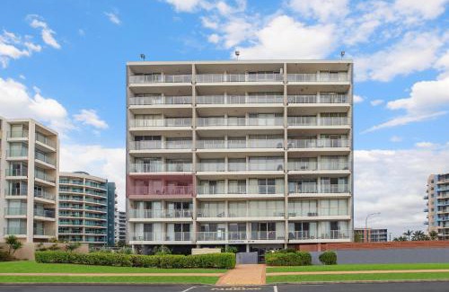 Forster Apartment | Relax at Ebbtide 12: Family-Friendly with Pool & Breakfast