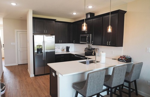 Stephenville House | “Ebony & Ivory” S’ville’s luxury townhome built 2025 with easy walk to Tarleton