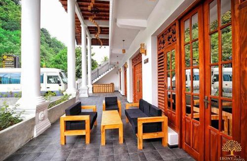 Yatiyantota Hotel | Beautiful Ebony Riverside Resort in Kitulgala with Pool