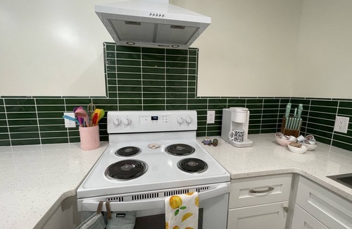 Pikeville Apartment | Unique Eccentric Privy for 6 with Outdoor Deck Access