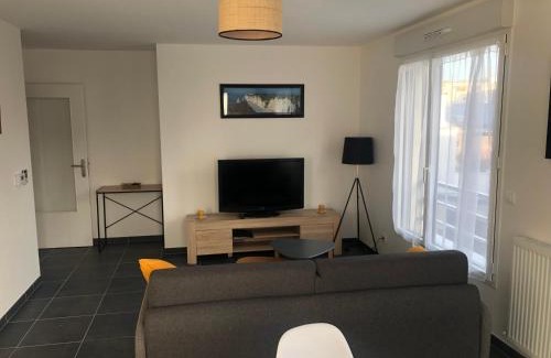 Le Havre Apartment | Cozy Echappée Mer: Oceanfront Retreat with Pool & Parking