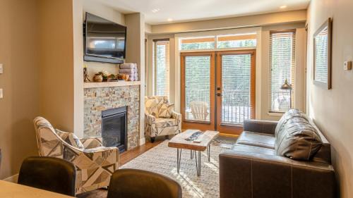 Sun Peaks Apartment | Family-Friendly Echo Landing #05 with Hot Tub & Pet Perks