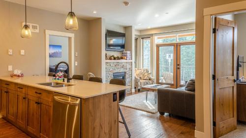 Sun Peaks Apartment | Family-Friendly Echo Landing #05 with Hot Tub & Pet Perks