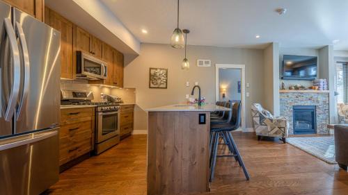 Sun Peaks Apartment | Family-Friendly Echo Landing #05 with Hot Tub & Pet Perks