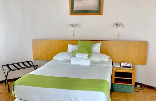 Kang Cabin | Budget-Friendly Echo Lodge with Pool and Family Dining