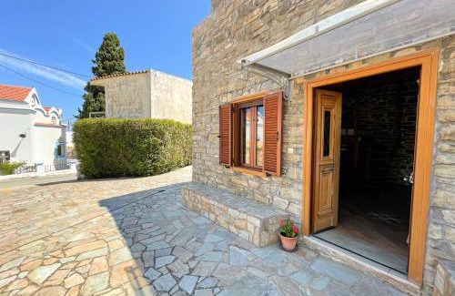 Embonas House | Echo Traditional House: Family-Friendly Retreat with Dining