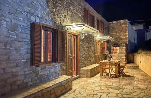 Embonas House | Echo Traditional House: Family-Friendly Retreat with Dining
