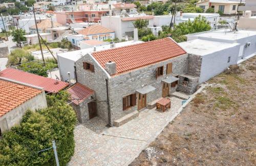 Embonas House | Echo Traditional House: Family-Friendly Retreat with Dining