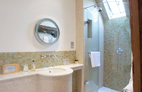 Eckington Bed & Breakfast | Elegant Eckington Manor: Highly Rated with Restaurant & More