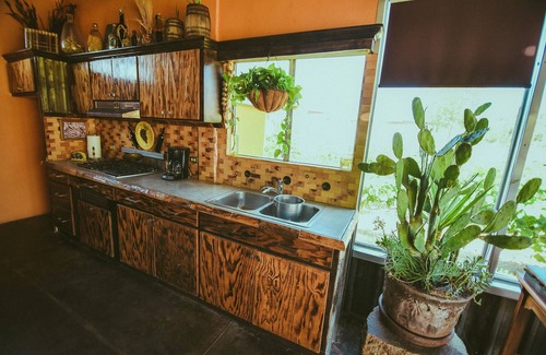 Valle de Guadalupe Cottage | Stylish Ecléctico Guadalupe: Spa, Breakfast & Family-Friendly