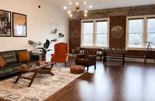 Spencer Apartment | Eclectic 2 Bedroom Loft in Historic Spencer