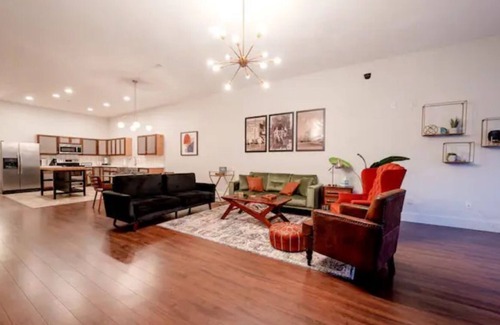 Spencer Apartment | Eclectic 2 Bedroom Loft in Historic Spencer