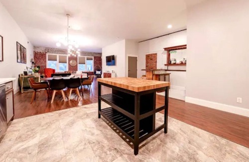 Spencer Apartment | Eclectic 2 Bedroom Loft in Historic Spencer