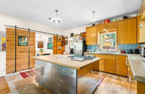 Bouldin House | Eclectic 3 Bedroom Block from South Congress