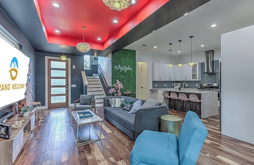 MLK House | Eclectic 6 BDR for 20, Mins to 6th St & DT!