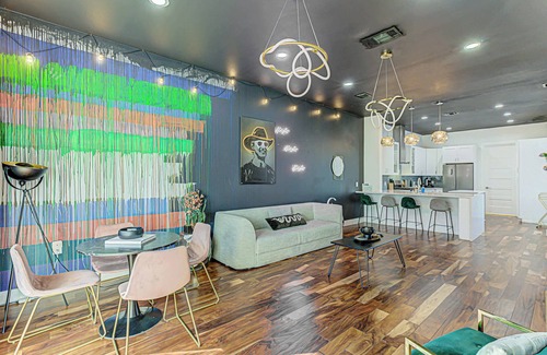 MLK House | Eclectic 6 BDR for 20, Mins to 6th St & DT!