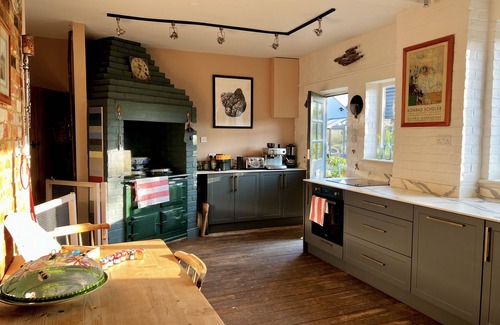 Cherhill House | Inviting Barn Retreat with Hot Tub & Spa for 8 Guests