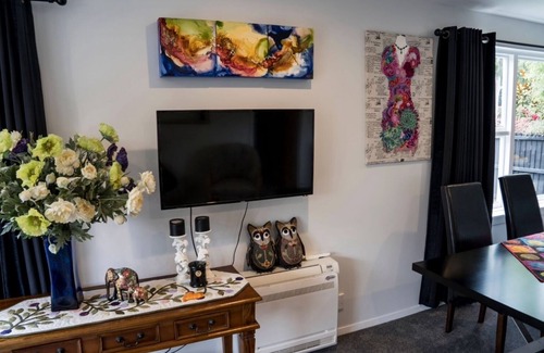 Avonhead House | Eclectic Cottage Holiday: Guest Rated 10/10 with Free Wi-Fi