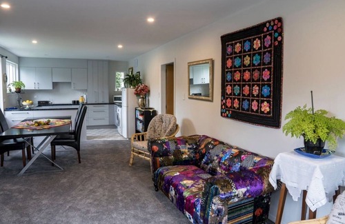 Avonhead House | Eclectic Cottage Holiday: Guest Rated 10/10 with Free Wi-Fi