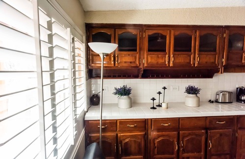 El Paso House | Cozy Retreat in Stellar Location with Spa & Breakfast