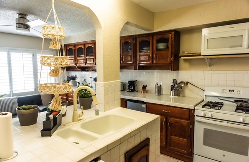El Paso House | Cozy Retreat in Stellar Location with Spa & Breakfast