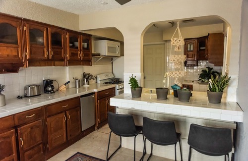 El Paso House | Cozy Retreat in Stellar Location with Spa & Breakfast