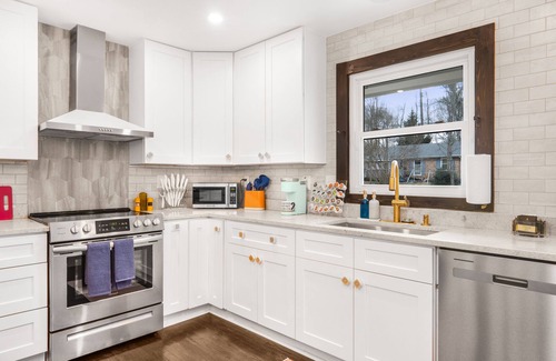 Toddville Road House | Unique 3bd Retreat with Backyard & Close to Airport