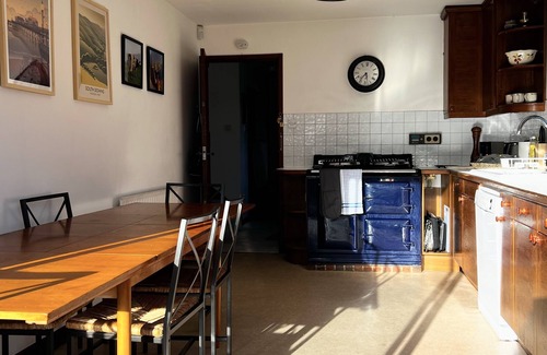 Haslemere House | Hilltop Escape for Walkers with Pet-Friendly Amenities
