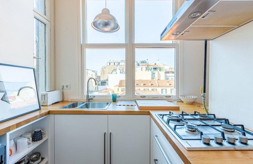 Asmali Mescit Apartment | Unique Home Steps from Galata Tower with Breakfast Included