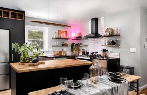 Waverly Hills House | Eclectic Mid Century Modern Retreat with Hot Tub & More