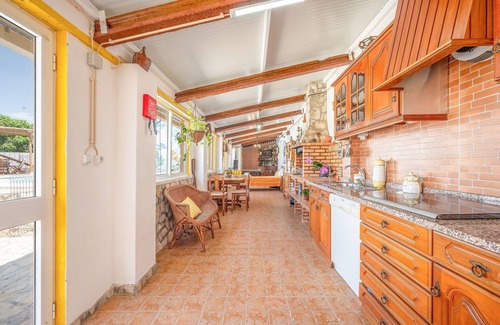 Arruda dos Vinhos Apartment | Vibrant Oasis: Poolside Retreat in Arranhó, Rated 9/10
