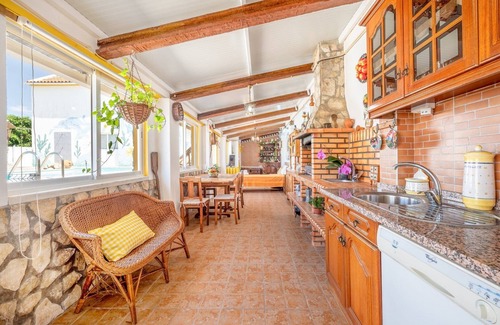 Arruda dos Vinhos Apartment | Vibrant Oasis: Poolside Retreat in Arranhó, Rated 9/10