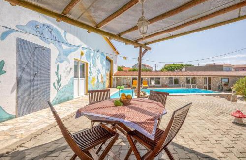 Arruda dos Vinhos House | Charming Arranhó Oasis with Poolside Relaxation