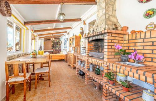 Arruda dos Vinhos House | Charming Arranhó Oasis with Poolside Relaxation