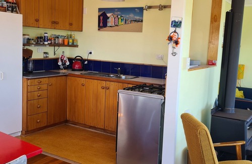 Waitarere Beach Cottage | Unique Kiwiana Bach with Oceanfront, Family-Friendly Vibes