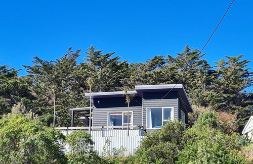 Waitarere Beach Cottage | Unique Kiwiana Bach with Oceanfront, Family-Friendly Vibes
